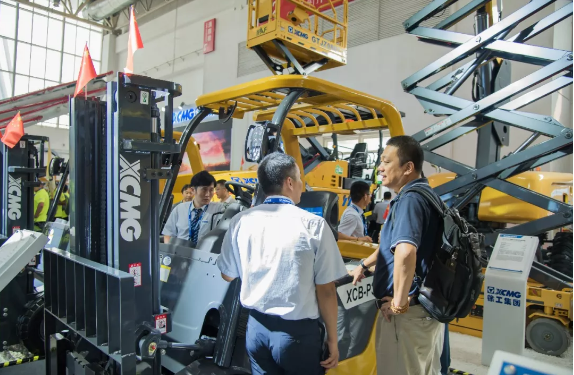 徐工電動平衡重式叉車參展BICES=.png
